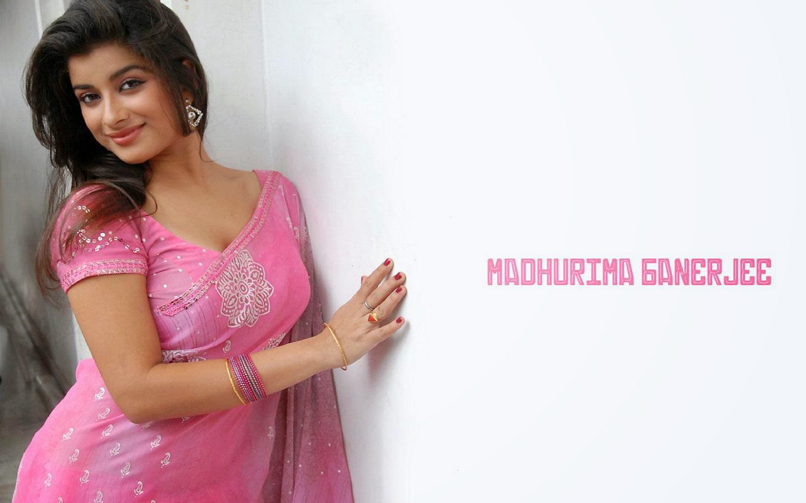 Actress-Madhurima-In-Saree-Wallpaper